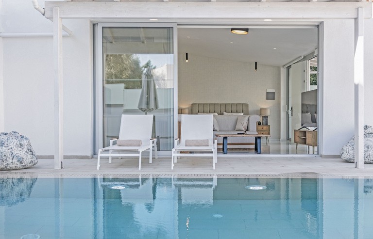 VILLA WITH PRIVATE POOL